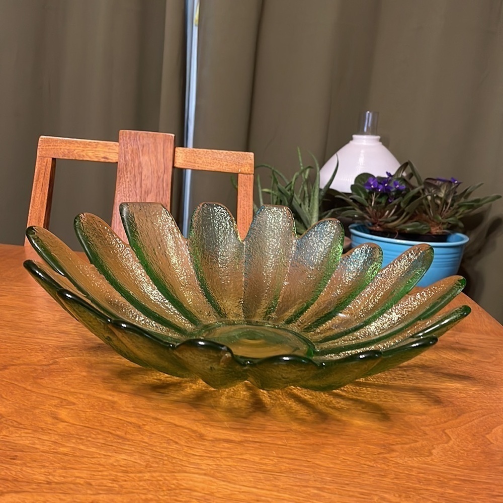 Vintage Blown Glass Daisy Bowl Green Glass Decorative Bowl Oversized Daisy Bowl - Picture 7 of 9